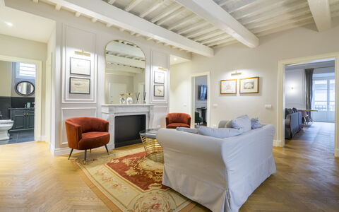 Albizi Penthouse Luxury Apartment In Florence By P: Cornice, Proprietà, Mobilia, Comfort, Legna, Interior Design, Costruzione, Pavimentazione, Pavimento, Parete