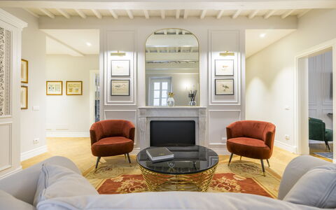 Albizi Penthouse Luxury Apartment In Florence By P: Mobilia, Cornice, Comfort, Soggiorno, Legna, Interior Design, Televisione, Club Chair, Pavimentazione, Pavimento