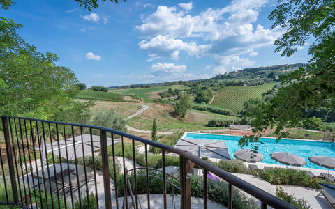 Ciliegino Spereto Apartment, Pool And Relax , Mont: Albero, Piscina, Paesaggio, Lotto, Mobili Da Esterno, Eco Hotel, Landscaping, Shade, Ricorrere, Lettino