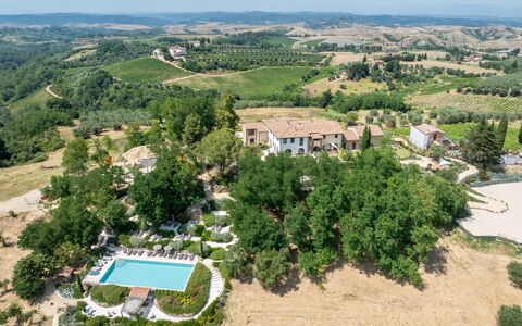 Correggiolo Spereto Apartment With Pool, Montaione: Albero, Zona Residenziale, Paesaggio, Lotto, Insediamento Umano, Estate, Piscina, Visione Globale, Ricorrere, Fotografia Aerea