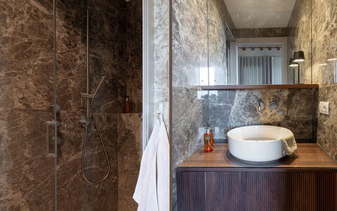 Correggiolo Spereto Apartment With Pool, Montaione: Marrone, Idraulico Fixture, Rubinetto, Specchio, Lavello, Legna, Bagno, Pavimentazione, Lavandino Del Bagno, Latifoglie