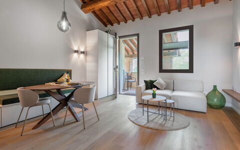 Correggiolo Spereto Apartment With Pool, Montaione: Tavolo, Mobilia, Proprietà, Divano, Finestra, Legna, Soggiorno, Interior Design, Illuminazione, Pavimentazione