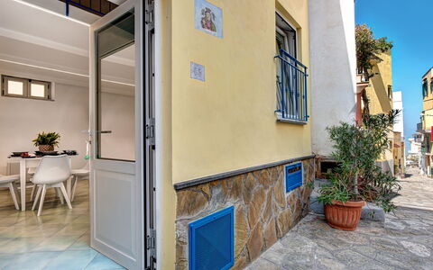 Casetta Di Laura In Massa Lubrense: Pianta, Costruzione, Vaso Di Fiori, Pianta Della Casa, Finestra, Legna, Giallo, Pavimentazione, Zona Residenziale, Manto Stradale