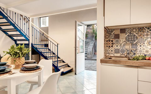 Casetta Di Laura In Massa Lubrense: Pianta, Interior Design, Pianta Della Casa, Legna, Pavimentazione, Pavimento, Tavolo, Soggiorno, Condominio, Vaso Di Fiori