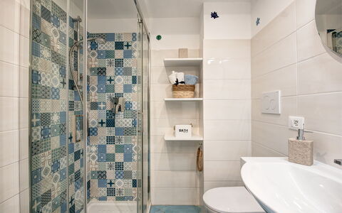 Casetta Di Laura In Massa Lubrense: Proprietà, Idraulico Fixture, Bagno, Lavello, Nero, Lavandino Del Bagno, Rubinetto, Viola, Interior Design, Doccia
