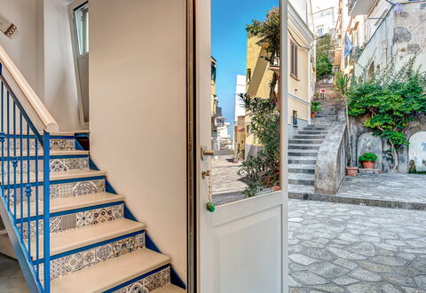 Casetta Di Laura In Massa Lubrense: Pianta, Proprietà, Costruzione, Azzurro, Finestra, Casa, Vaso Di Fiori, Legna, Le Scale, Pianta Della Casa