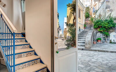 Casetta Di Laura In Massa Lubrense: Pianta, Proprietà, Costruzione, Azzurro, Finestra, Casa, Vaso Di Fiori, Legna, Le Scale, Pianta Della Casa