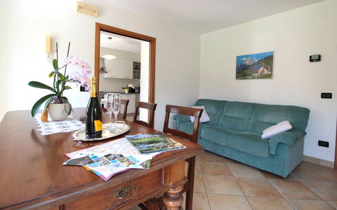 Apartment With Garden, Del Corlo Lake, Belluno: Tavolo, Mobilia, Cornice, Proprietà, Pianta, Divano, Verde, Fiore, Interior Design, Legna