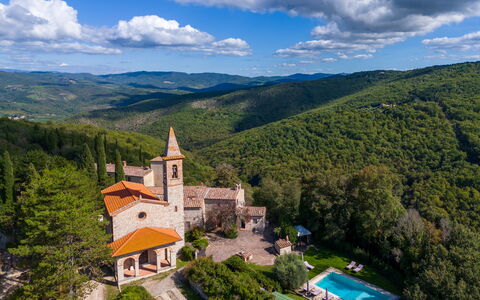 Villa Pietrafitta: Nube, Cielo, Pianta, Proprietà, Azzurro, Albero, Montagna, Paesaggio Naturale, Costruzione, Vegetazione