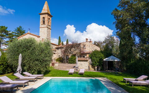 Villa Pietrafitta: Acqua, Pianta, Nube, Cielo, Proprietà, Costruzione, Verde, Blu, Azzurro, Albero