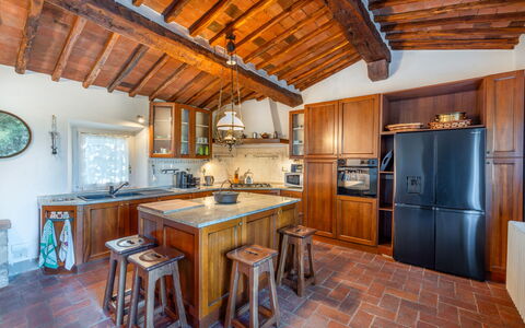 Villa Pietrafitta: Cabinetry, Mobilia, Legna, Tavolo, Cucina, Interior Design, Controsoffitto, Elettrodomestico Da Cucina, Color Legno, Pavimento