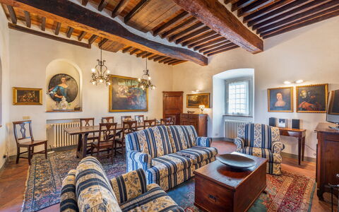Villa Pietrafitta: Cornice, Mobilia, Proprietà, Tavolo, Sedia, Legna, Illuminazione, Interior Design, Pavimento, Soggiorno
