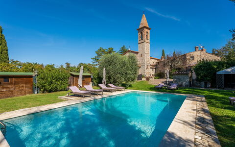 Villa Pietrafitta: Acqua, Pianta, Cielo, Proprietà, Costruzione, Piscina, Azzurro, Natura, Albero, Architettura
