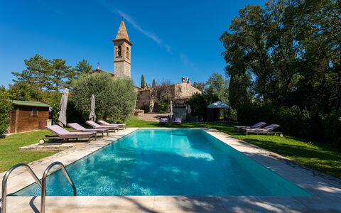 Villa Pietrafitta: Acqua, Pianta, Cielo, Albero, Natura, Azzurro, Costruzione, Piscina, Tempo Libero, Erba