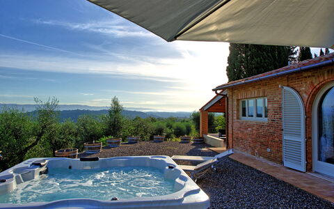 Casa Andrea: Acqua, Cielo, Nube, Pianta, Finestra, Costruzione, Piscina, Azzurro, Shade, Architettura