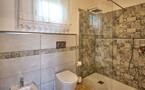 Casa Andrea: Proprietà, Idraulico Fixture, Bagno, Costruzione, Interior Design, Viola, Illuminazione, Architettura, Pavimento, Pavimentazione
