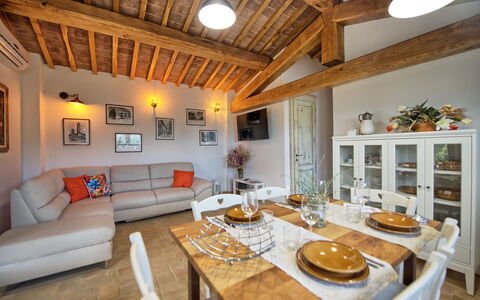 Casa Andrea: Tavolo, Mobilia, Proprietà, Cornice, Divano, Tavola, Legna, Interior Design, Arancia, Soggiorno