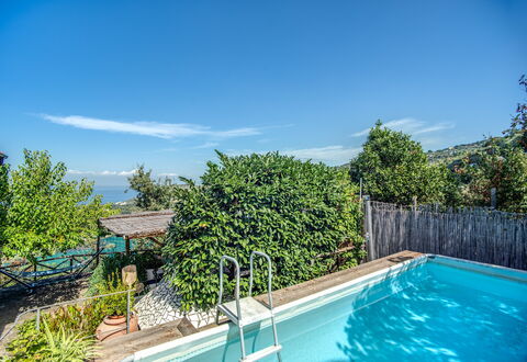 Villa Solaria With Private Pool: Acqua, Cielo, Pianta, Nube, Proprietà, Piscina, Azzurro, Vegetazione, Albero, Zona Residenziale