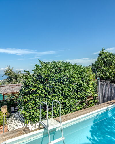 Villa Solaria with Private Pool: Acqua, Cielo, Pianta, Nube, Proprietà, Piscina, Azzurro, Vegetazione, Albero, Zona Residenziale
