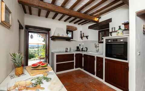 Villa Delle Rose: Proprietà, Cabinetry, Costruzione, Pianta, Controsoffitto, Legna, Interior Design, Soggiorno, Cucina, Finestra