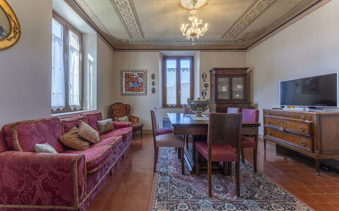 Orazio Liberty House,Lunigiana, Nature: Mobilia, Proprietà, Cornice, Costruzione, Tavolo, Divano, Cabinetry, Viola, Legna, Illuminazione