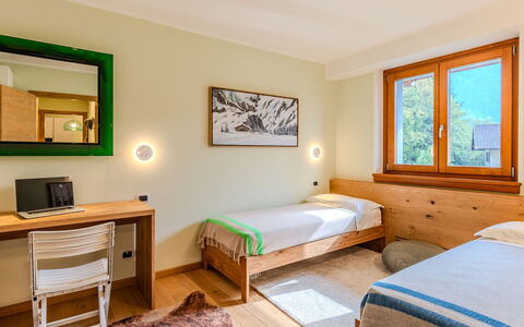 Val Genova: Interior Design, Legna, Mobilia, Soffitto, Camera Da Letto, Pavimento, Pavimentazione, Letto, Camera, Casa