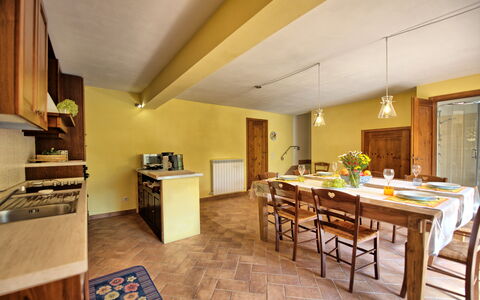 Casa Minuccia: Tavolo, Mobilia, Controsoffitto, Legna, Cabinetry, Cucina, Architettura, Interior Design, Pavimentazione, Pavimento