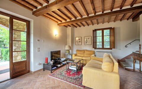 Casa Minuccia: Mobilia, Divano, Cornice, Finestra, Legna, Soggiorno, Interior Design, Tavolo, Pavimento, Shade