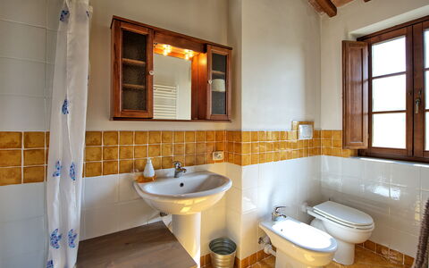 Casa Minuccia: Specchio, Rubinetto, Idraulico Fixture, Lavello, Proprietà, Lavandino Del Bagno, Bagno, Viola, Finestra, Interior Design