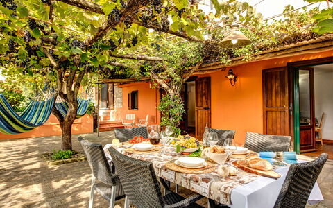Villa Sorrentina With Panoramic Terrace: Pianta, Tavolo, Costruzione, Mobilia, Proprietà, Finestra, Tavola, Sedia, Arancia, Interior Design