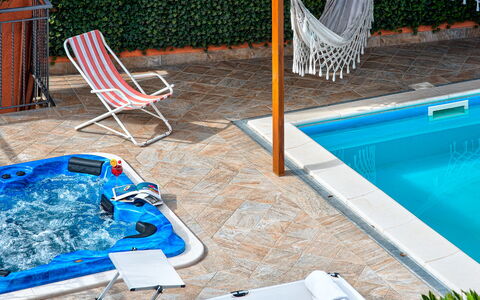 Villa Sorrentina With Panoramic Terrace: Acqua, Blu, Pianta, Piscina, Mobili Da Esterno, Tempo Libero, Shade, Legna, Erba, Lettino