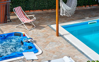 Villa Sorrentina With Panoramic Terrace: Acqua, Blu, Pianta, Piscina, Mobili Da Esterno, Tempo Libero, Shade, Legna, Erba, Lettino