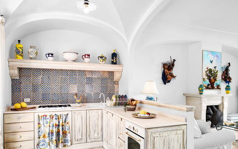 Villa Golfo Di Napoli With Private Pool: Proprietà, Mobilia, Cabinetry, Prodotto, Interior Design, Illuminazione, Scaffalature, Pavimento, Legna