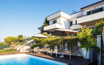 Villa Golfo Di Napoli With Private Pool: Acqua, Pianta, Cielo, Proprietà, Costruzione, Piscina, Finestra, Sedia, Mobili Da Esterno, Ombrello