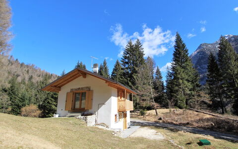 Baita La Ciamorza, Dolomiti, Veneto: Cielo, Pianta, Costruzione, Nube, Finestra, Casa, Albero, Larice, Pendenza, Villetta
