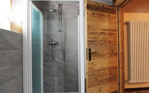 Baita La Ciamorza, Dolomiti, Veneto: Doccia Porta, Bagno, Doccia, Idraulico Fixture, Porta, Interior Design, Legna, Pavimento, Soffione Doccia
