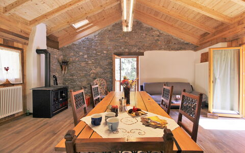 Baita La Ciamorza, Dolomiti, Veneto: Tavolo, Mobilia, Legna, Illuminazione, Interior Design, Pavimentazione, Sedia, Pavimento, Costruzione, Parete