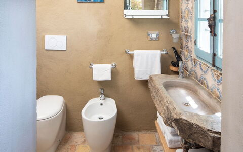 La Casa Sul Forte: Specchio, Idraulico Fixture, Rubinetto, Lavello, Lavandino Del Bagno, Bagno, Viola, Interior Design, Pavimento, Parete