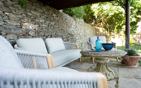 La Casa Sul Forte: Pianta, Proprietà, Mobilia, Tavolo, Divano, Mobili Da Esterno, Interior Design, Soggiorno, Erba