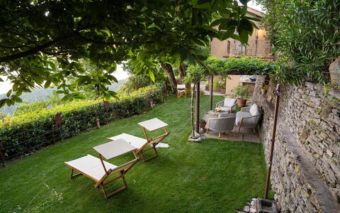 La Casa Sul Forte: Pianta, Mobili Da Esterno, Panchina, Shade, Erba, Tavolo Esterno, Albero, Tempo Libero, Arbusto, Paesaggio
