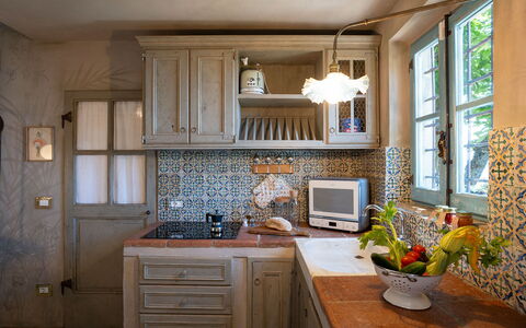 La Casa Sul Forte: Mobilia, Cabinetry, Proprietà, Controsoffitto, Tavolo, Cucina, Legna, Elettrodomestico Da Cucina, Finestra, Costruzione