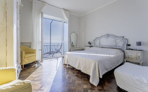 Breath-taking Portofino Promontory Seaview: Camera Da Letto, Lenzuolo, Bedding, Pavimento, Letto, Biancheria, Appartamento, Mare, Telaio Del Letto, Oceano