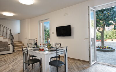 Clementine Country House: Tavolo, Mobilia, Proprietà, Sedia, Legna, Interior Design, Pianta, Pavimentazione, Pavimento