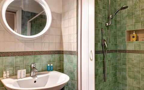 Apt Blu Mare Sorrento Coast: Specchio, Rubinetto, Idraulico Fixture, Soffione Doccia, Proprietà, Lavello, Verde, Lavandino Del Bagno, Bagno, Pannello Doccia