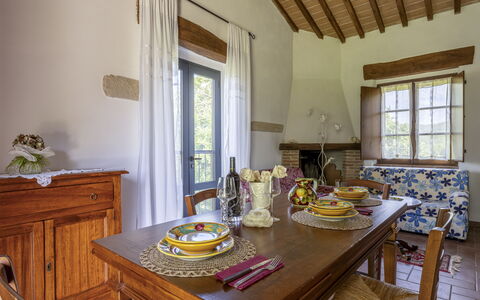 Marcigliana Cottage, Pool, Radicondoli: Tavolo, Mobilia, Proprietà, Finestra, Cabinetry, Legna, Tavola, Interior Design, Sedia, Pavimento