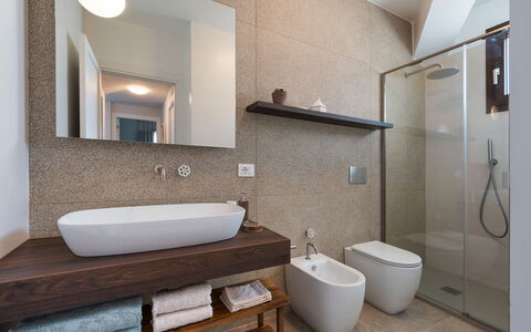 Villa Paolina: Specchio, Idraulico Fixture, Proprietà, Costruzione, Lavandino Del Bagno, Rubinetto, Bagno, Lavello, Interior Design