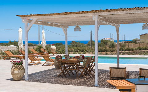 Villa Paolina: Acqua, Tavolo, Pianta, Cielo, Mobilia, Proprietà, Costruzione, Azzurro, Shade, Sedia