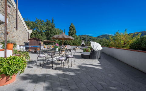 Bellavista Tuscany Apartment Panoramic Terrace: Cielo, Pianta, Tavolo, Costruzione, Vaso Di Fiori, Manto Stradale, Sedia, Urban Design, Albero, Shade
