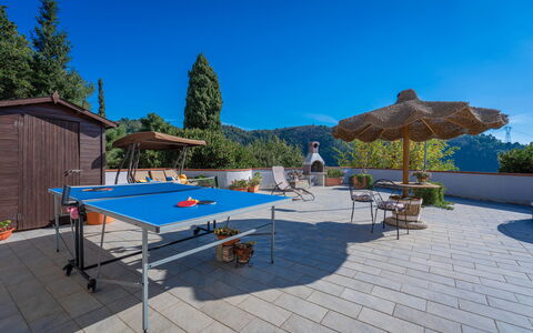 Bellavista Tuscany Apartment Panoramic Terrace: Cielo, Tavolo, Pianta, Mobili Da Esterno, Shade, Albero, Costruzione, Tempo Libero, Paesaggio, Piscina
