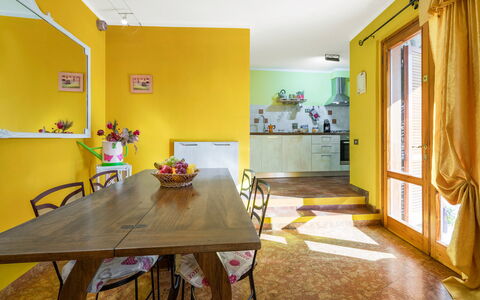 Bellavista Tuscany Apartment Panoramic Terrace: Tavolo, Mobilia, Proprietà, Legna, Sedia, Cornice, Dipingere, Interior Design, Pavimentazione, Pavimento
